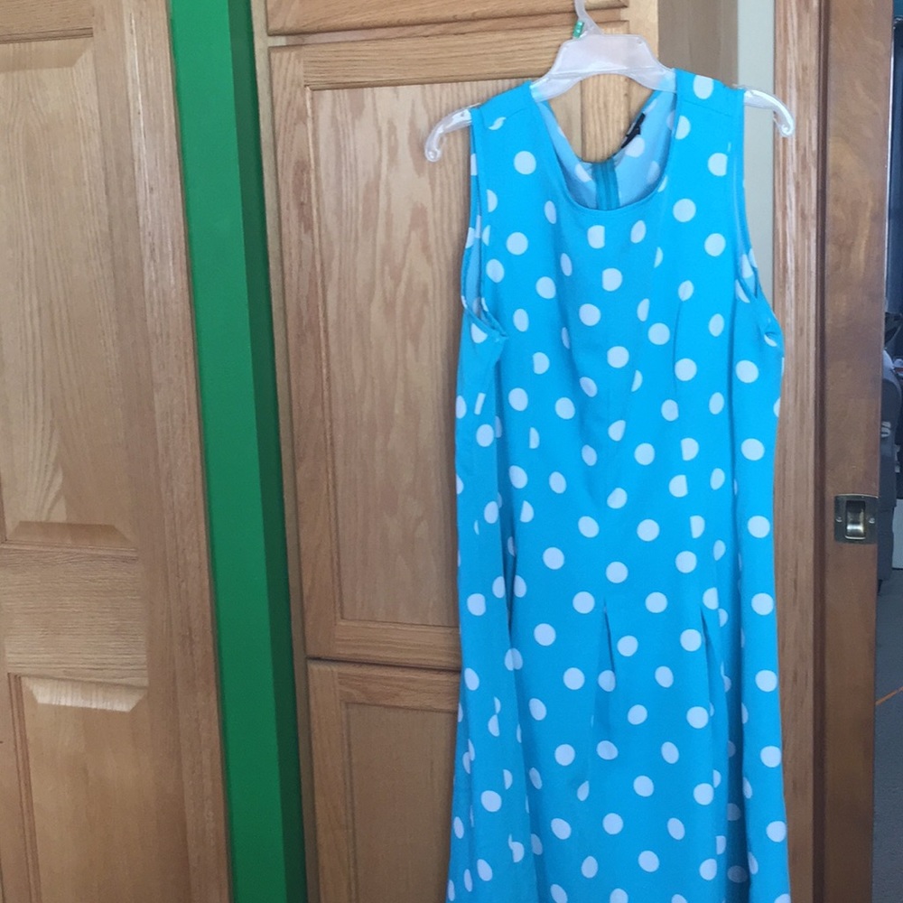 Beautiful, bright polka dot dress!!